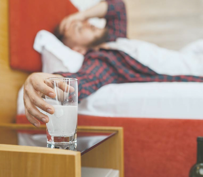 мужчина держится за голову
